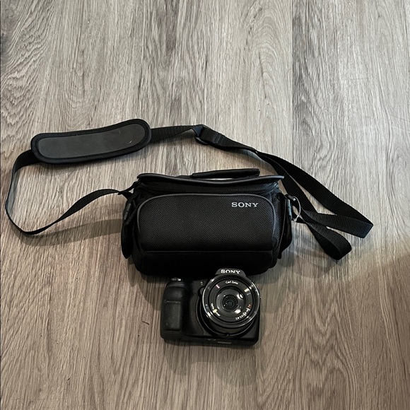 Sony Black Camera with Carrying Case! Sony cyber shot camera ! - Picture 1 of 12